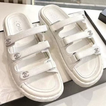 Шлепанцы Chanel с узкими ремешками