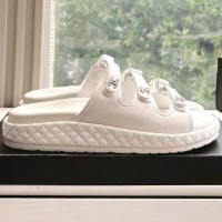Шлепанцы Chanel с узкими ремешками