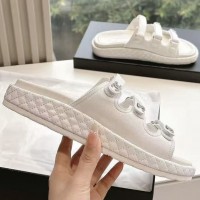 Шлепанцы Chanel с узкими ремешками