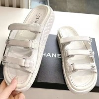 Шлепанцы Chanel с узкими ремешками