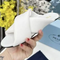 Шлепанцы Prada с логотипом