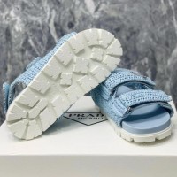 Плетеные сандалии Prada с логотипом