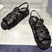 Резиновые сандалии Prada с перекрестными ремешками