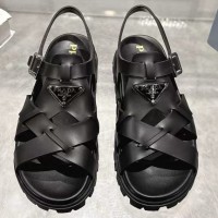 Резиновые сандалии Prada с перекрестными ремешками