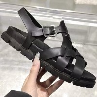Резиновые сандалии Prada с перекрестными ремешками
