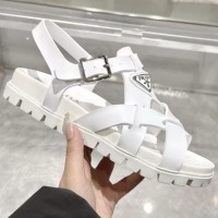 Резиновые сандалии Prada с перекрестными ремешками