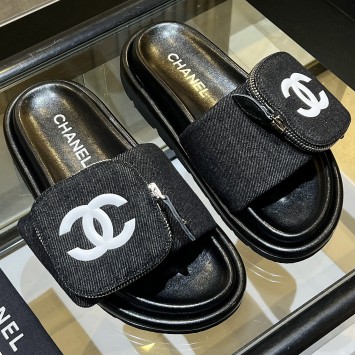 Шлепанцы Chanel с миниатюрным футляром