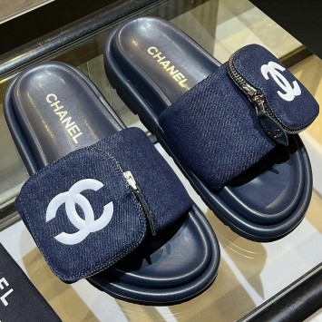 Шлепанцы Chanel с миниатюрным футляром