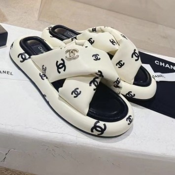 Шлепанцы Chanel с логотипом