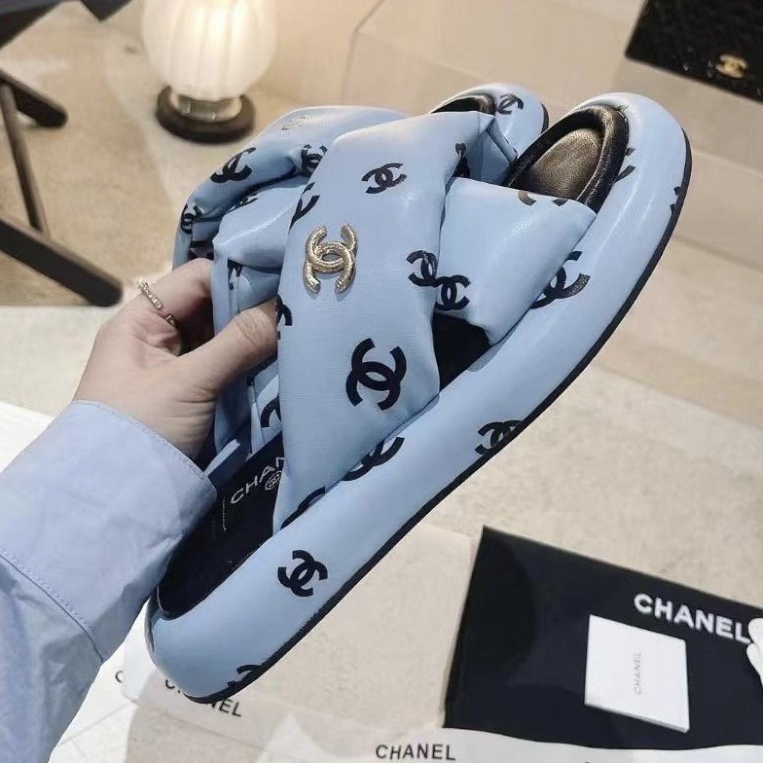 Шлепанцы Chanel с логотипом