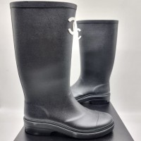 Кожаные сапоги Chanel с логотипом