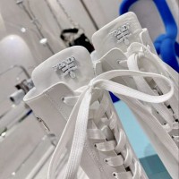 Комбинированные сапоги Prada со шнуровкой и логотипом