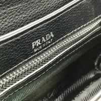 Сумка Prada с логотипом