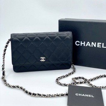 Стеганая сумка Chanel на цепочке с логотипом CC