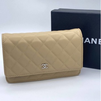 Стеганая сумка Chanel на цепочке с логотипом CC