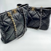 Стеганая сумка-тоут Chanel с логотипом