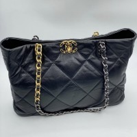 Стеганая сумка-тоут Chanel с логотипом
