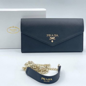 Сумка-конверт Prada с логотипом