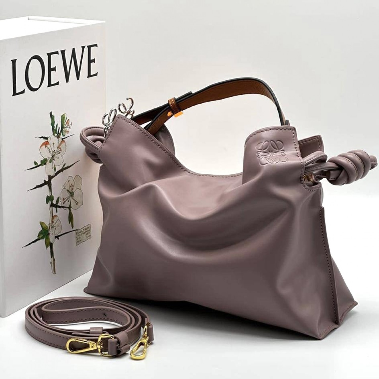 Loewe Flamenco сумка. Loewe сумки Винтаж. Испанский бренд сумок Loewe. Loewe ремень для сумки.