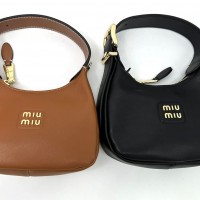 Кожаная мини-сумка Miu Miu с ручкой