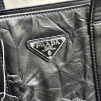 Сумка-шопер Prada с логотипом