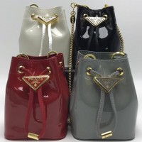 Мини-сумка Prada из лакированной кожи