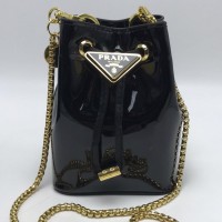 Мини-сумка Prada из лакированной кожи