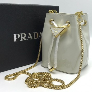 Мини-сумка Prada из лакированной кожи