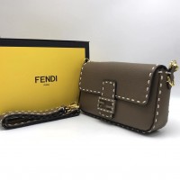 Сумка Fendi Baguette с крупными стежками