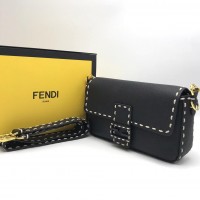 Сумка Fendi Baguette с крупными стежками