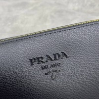 Сумка Prada с логотипом