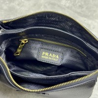 Сумка Prada с логотипом