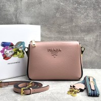 Сумка Prada с логотипом