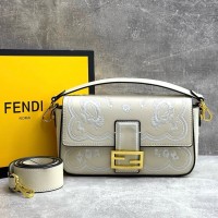 Сумка Fendi Baguette с цветочной вышивкой