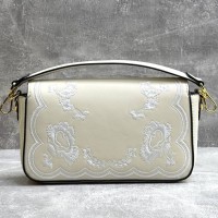 Сумка Fendi Baguette с цветочной вышивкой