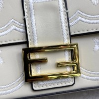 Сумка Fendi Baguette с цветочной вышивкой