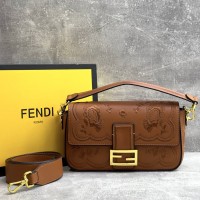 Сумка Fendi Baguette с цветочной вышивкой