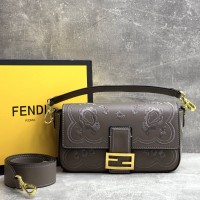 Сумка Fendi Baguette с цветочной вышивкой