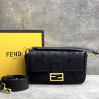 Сумка Fendi Baguette с цветочной вышивкой