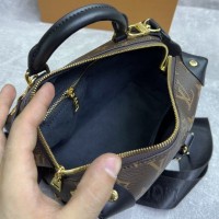 Сумка Louis Vuitton Petite Malle Souple