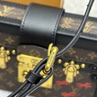 Сумка Louis Vuitton Petite Malle