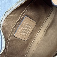 Сумка Coach в форме полумесяца