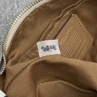Сумка Coach в форме полумесяца