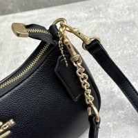 Сумка Coach в форме полумесяца