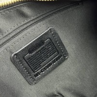Сумка Coach в форме полумесяца