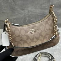 Сумка Coach в форме полумесяца