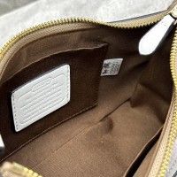 Сумка Coach в форме полумесяца