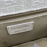 Сумка Christian Dior 30 Montaigne с монограммой белая